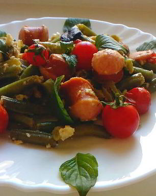 Стручковая фасоль с овощами и венскими колбасками