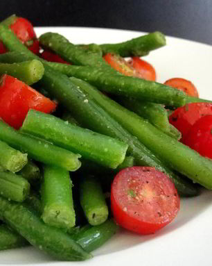 Стручковая фасоль с помидорами черри