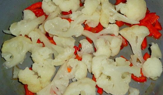 цветная капуста с яйцом на сковороде