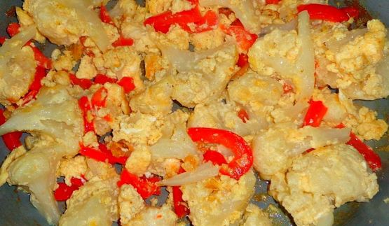 цветная капуста с яйцом на сковороде