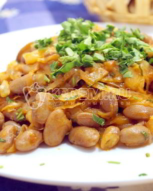 Тушеная капуста с фасолью