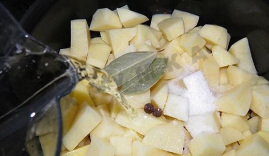тушеная картошка с мясом в мультиварке