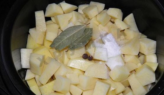 тушеная картошка с мясом в мультиварке