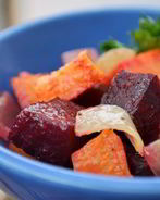 Запеченная свекла с морковкой и луком