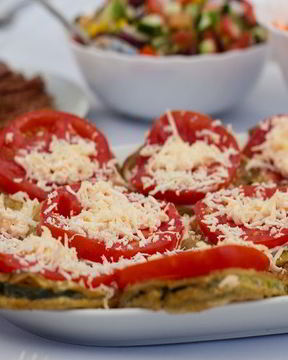 Жареные кабачки с помидорами и чесноком