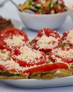 Жареные кабачки с помидорами и чесноком