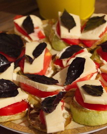 Рецепт жареных кабачков с помидорами и сыром