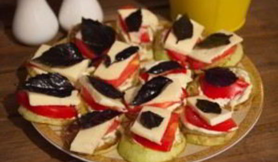 жареные кабачки с помидорами и сыром