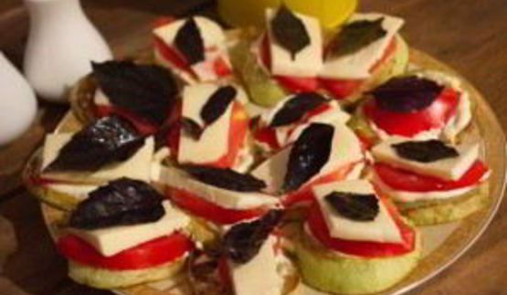 жареные кабачки с помидорами и сыром