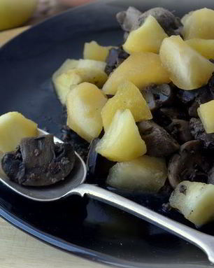 Ароматная куриная печенка с грибами и яблочным чатни