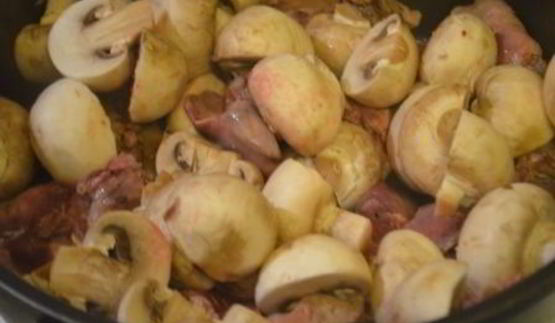 ароматная куриная печенка с грибами и яблочным чатни