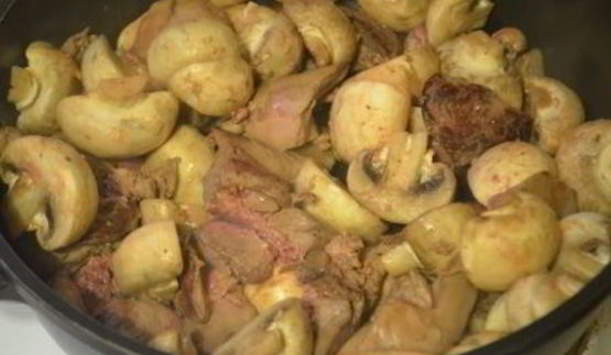 ароматная куриная печенка с грибами и яблочным чатни