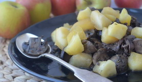 ароматная куриная печенка с грибами и яблочным чатни