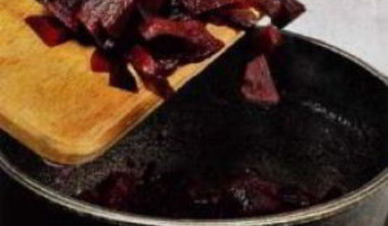 говяжья печенка с красным луком