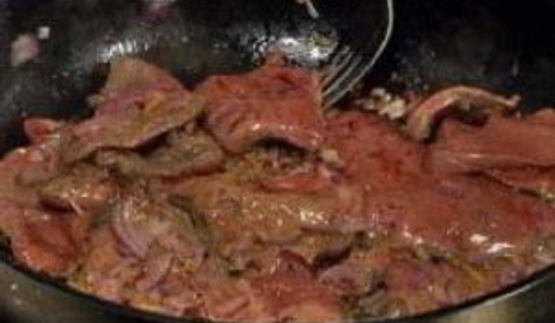 говяжья печенка с красным луком