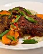 Хрустящая говяжья печень с пряными персиками