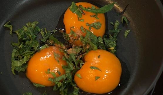 хрустящая говяжья печень с пряными персиками