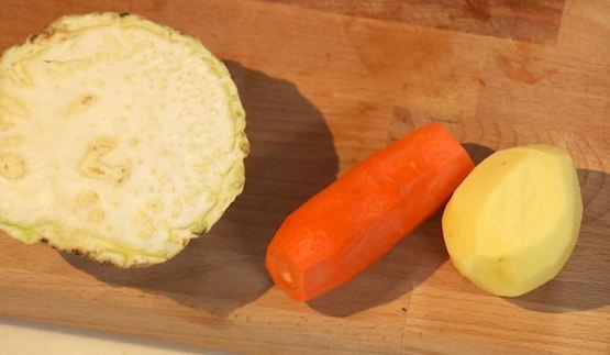 хрустящая говяжья печень с пряными персиками