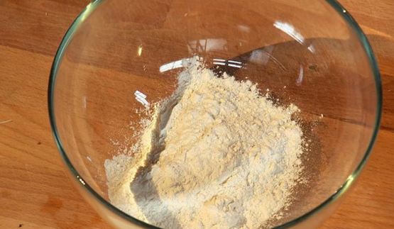 хрустящая говяжья печень с пряными персиками