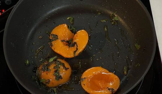 хрустящая говяжья печень с пряными персиками