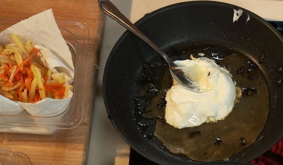 хрустящая говяжья печень с пряными персиками