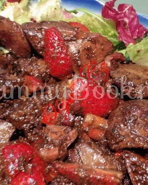 Куриная печень, глазурированная бальзамическим уксусом с клубникой
