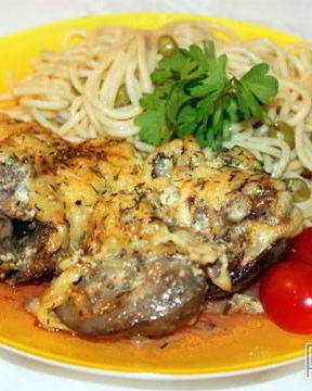 Куриная печень под сырным соусом