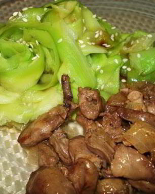 Куриная печень с лимонно-медовым соусом и кабачковой лапшой