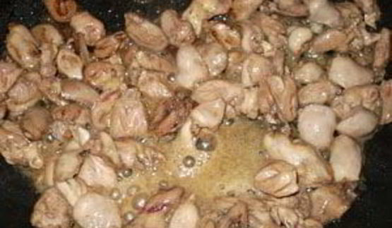 куриная печень с лимонно-медовым соусом и кабачковой лапшой