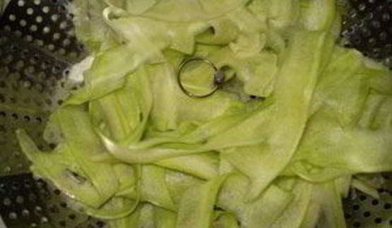 куриная печень с лимонно-медовым соусом и кабачковой лапшой