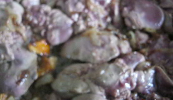 куриная печень с лисичками в сметанном соусе