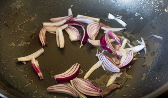 куриная печень с овощами в азиатском соусе