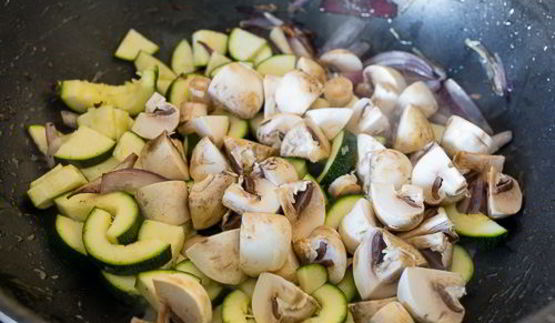 куриная печень с овощами в азиатском соусе