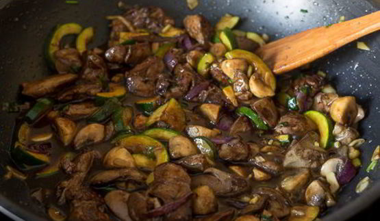 куриная печень с овощами в азиатском соусе