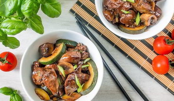куриная печень с овощами в азиатском соусе