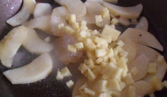 куриная печень с яблочно-имбирным соусом