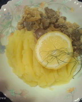 Куриная печень с яблоками под сметаной