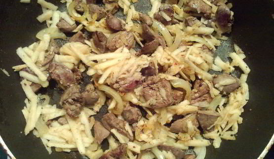 куриная печень с яблоками под сметаной