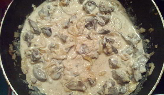 куриная печень с яблоками под сметаной