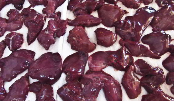 куриная печень с зеленым горошком