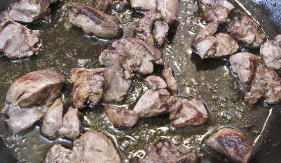 куриная печень с зеленым горошком