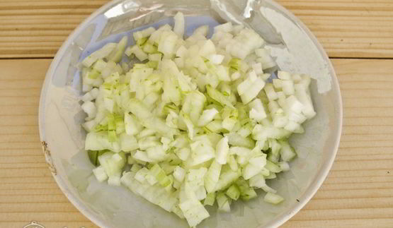 куриная печень с зеленым горошком