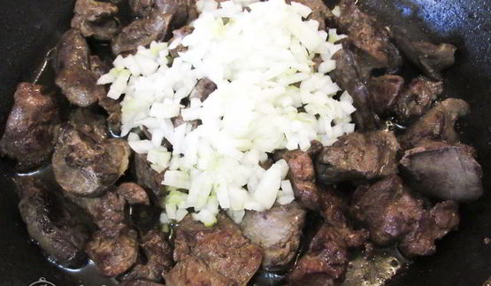 куриная печень с зеленым горошком