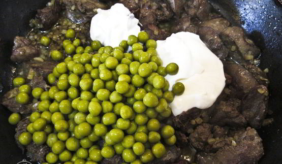 куриная печень с зеленым горошком