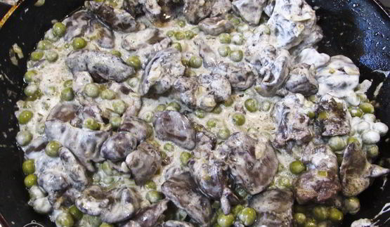 куриная печень с зеленым горошком