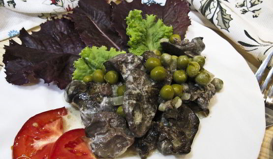 куриная печень с зеленым горошком