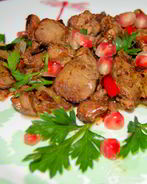 Куриная печень , тушенная в красном вине с гранатами