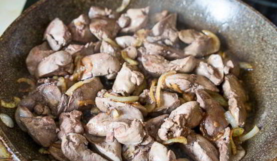 куриная печень, жареная с яйцом