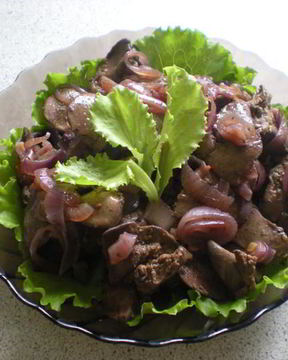 Куриная печенка с красным луком в красном вине
