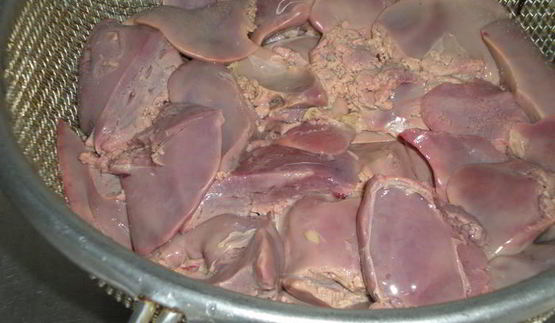 куриная печенка с красным луком в красном вине